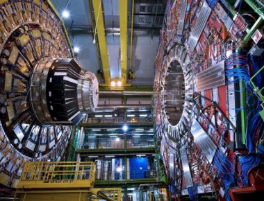 CERN: Ανακοίνωσε ανωμαλίες στον τρόπο διάσπασης των σωματιδίων